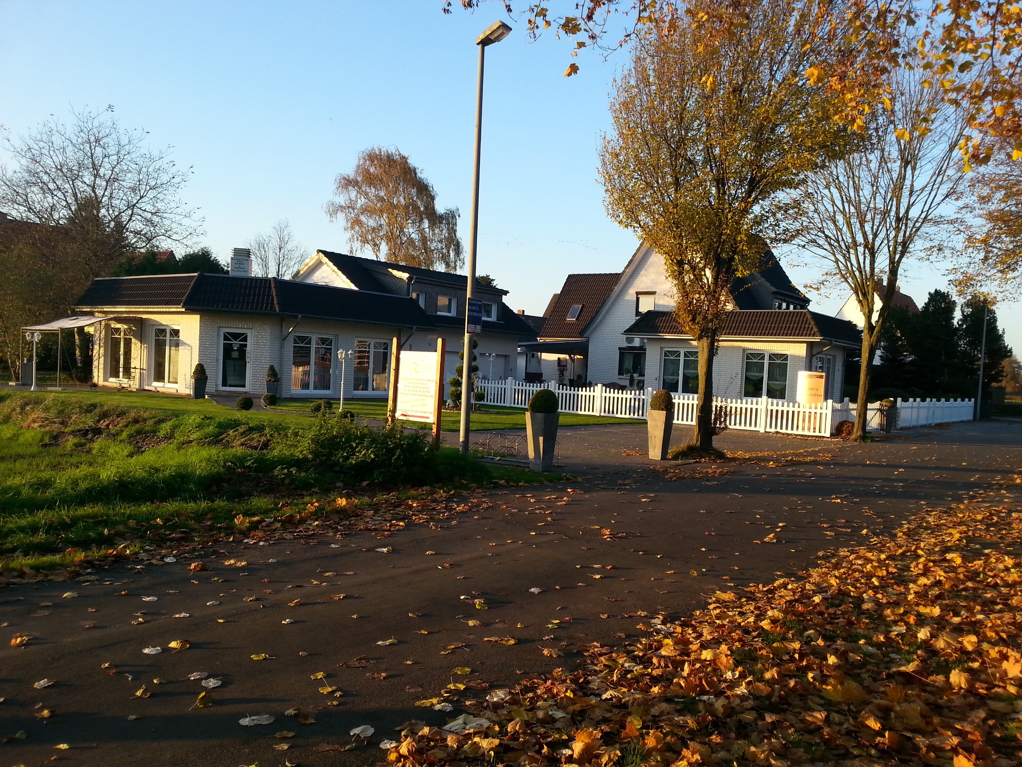 Der Friseursalon Aytens flotte Schere in herbstlicher Umgebung